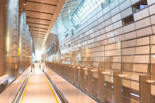 Moderno modello di facciata edificio con finestre riflettenti — Foto Stock