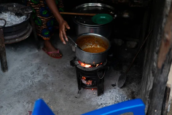 Vrouwen koken traditioneel eten buiten op straat — Stockfoto
