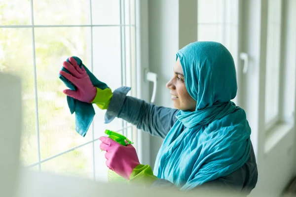 Ευτυχισμένη μουσουλμάνα γυναίκα καθαρισμού σύγχρονο σπίτι σαλόνι — Φωτογραφία Αρχείου