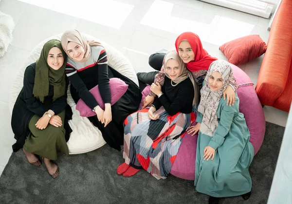Grupo de hermosas jóvenes musulmanas hablando juntas Imagen De Stock