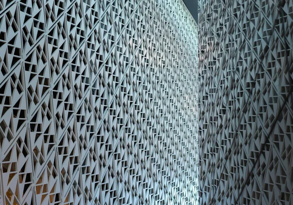 Hoekpatroon op de gevel van een modern architectuurgebouw Rechtenvrije Stockafbeeldingen