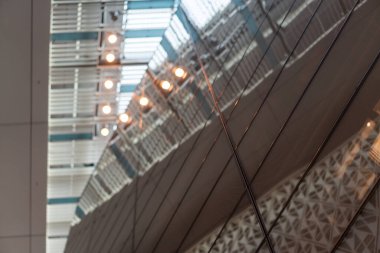 Modern bir mimari binanın ön cephesinde açılı desen