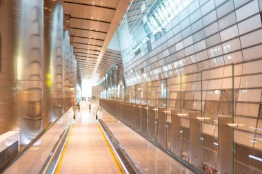 Yansıyan pencerelerle modern bina cephesi deseni