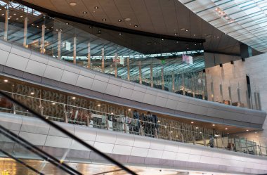 Yansıyan pencerelerle modern bina cephesi deseni