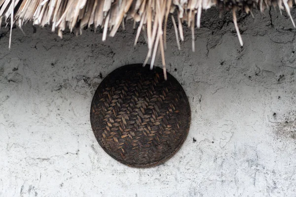 Африканский традиционный сельский щит на деревенском доме — стоковое фото