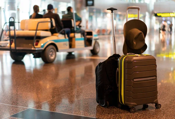 Bolso en el salón en el aeropuerto listo para viajar cerca —  Fotos de Stock