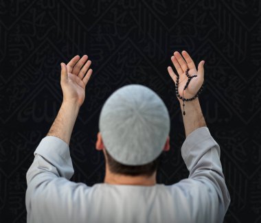 Beyaz geleneksel giysiler içinde Müslüman Hacı Mekke'de Kâbe dua