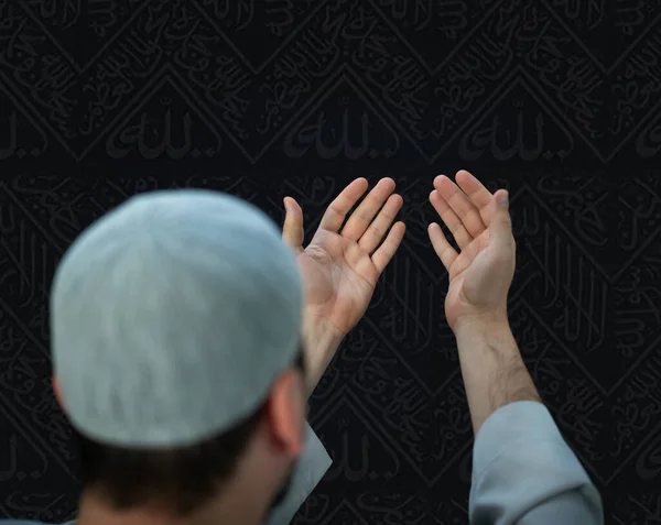 Мусульманские паломники в белых традиционных одеждах, молящиеся в Каабе в Мекке — стоковое фото