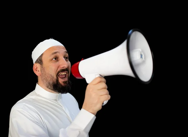 Moslim pelgrim in witte traditionele kleren, zeggend bericht op megafoon — Stockfoto