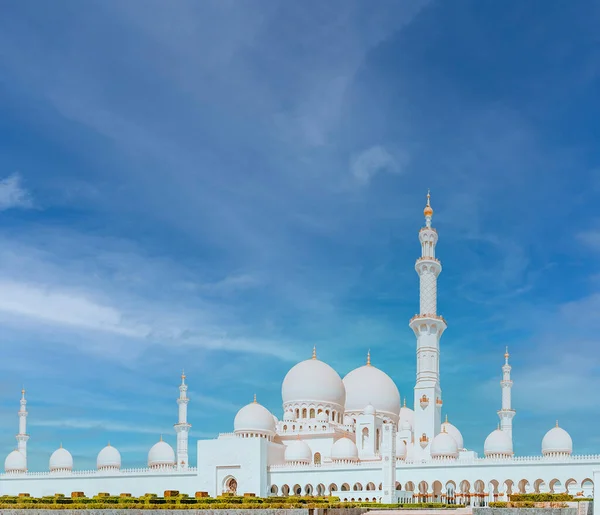 Veduta notturna della famosa moschea di Abu Dhabi Sheikh Zayed, Emirati Arabi Uniti. — Foto Stock