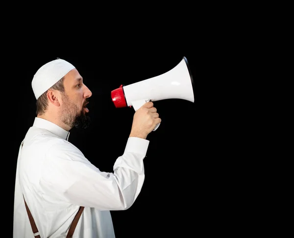 Peregrino muçulmano em roupas brancas tradicionais, dizendo mensagem no megafone — Fotografia de Stock