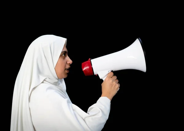 Moslim pelgrim in witte traditionele kleren, zeggend bericht op megafoon — Stockfoto