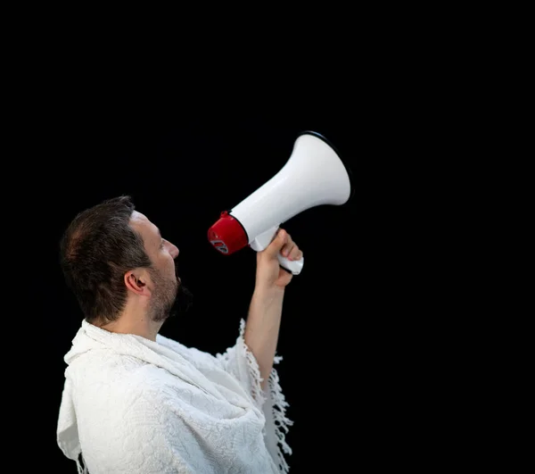 Peregrino muçulmano em roupas brancas tradicionais, dizendo mensagem no megafone — Fotografia de Stock