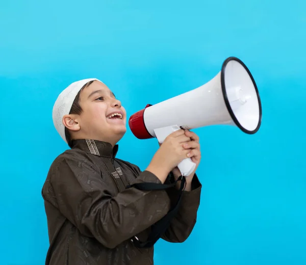 Enfant musulman en vêtements traditionnels blancs, en disant message sur le mégaphone — Photo