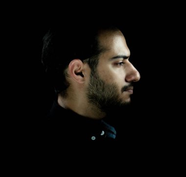 Siyah arka planda genç ve çekici bir adamın portresi. Yüksek kalite fotoğraf