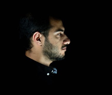 Siyah arka planda genç ve çekici bir adamın portresi. Yüksek kalite fotoğraf