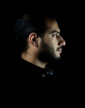 Siyah arka planda genç ve çekici bir adamın portresi. Yüksek kalite fotoğraf