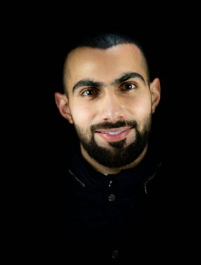 Siyah arka planda genç ve çekici bir adamın portresi. Yüksek kalite fotoğraf