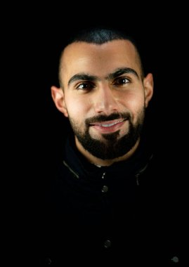 Siyah arka planda genç ve çekici bir adamın portresi. Yüksek kalite fotoğraf