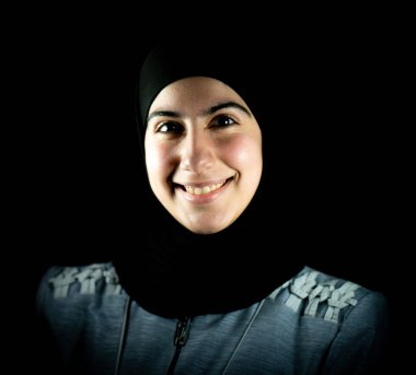 Siyah arka planda çekici Müslüman kadın. Yüksek kalite fotoğraf