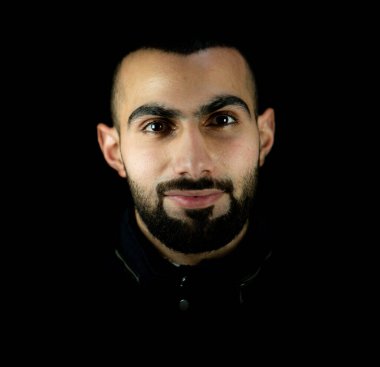 Siyah arka planda genç ve çekici bir adamın portresi. Yüksek kalite fotoğraf