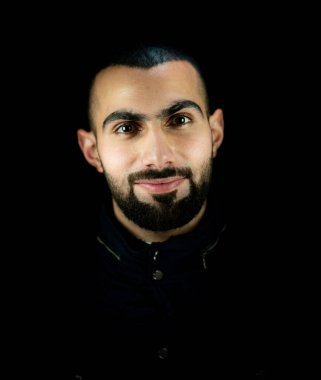 Siyah arka planda genç ve çekici bir adamın portresi. Yüksek kalite fotoğraf