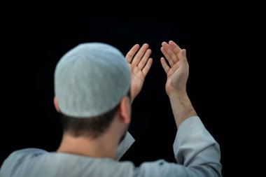 KSA 'nın Mekke şehrinde Kabe' nin önünde durup namaz kılan Müslüman bir adam.