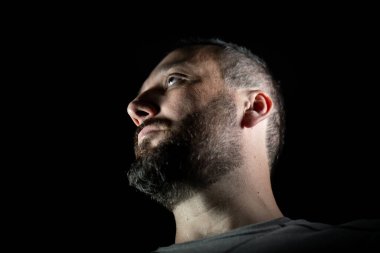 Siyah arka planda 40 yaşındaki bir adamın portresi. Yüksek kalite fotoğraf