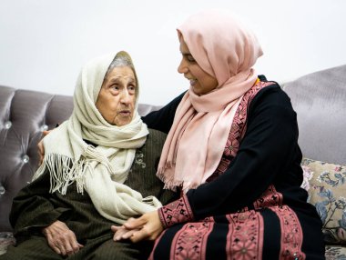 Olumlu yüzüyle kızını kucaklayan kadının portresi. Üçüncü yaş, evde bakım konsepti. Yüksek kalite fotoğraf