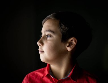 Gülümseyen mutlu melez bir çocuğun portresi. Yüksek kalite fotoğraf