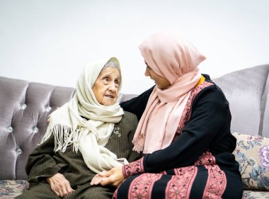 Olumlu yüzüyle kızını kucaklayan kadının portresi. Üçüncü yaş, evde bakım konsepti. Yüksek kalite fotoğraf