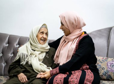 Olumlu yüzüyle kızını kucaklayan kadının portresi. Üçüncü yaş, evde bakım konsepti. Yüksek kalite fotoğraf