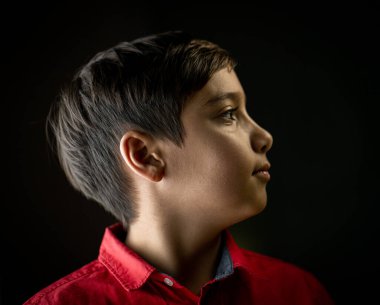 Gülümseyen mutlu melez bir çocuğun portresi. Yüksek kalite fotoğraf