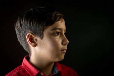 Gülümseyen mutlu melez bir çocuğun portresi. Yüksek kalite fotoğraf