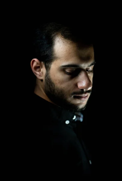 Egy Fiatal Vonzó Férfi Portréja Fekete Háttérrel Kiváló Minőségű Fénykép — Stock Fotó