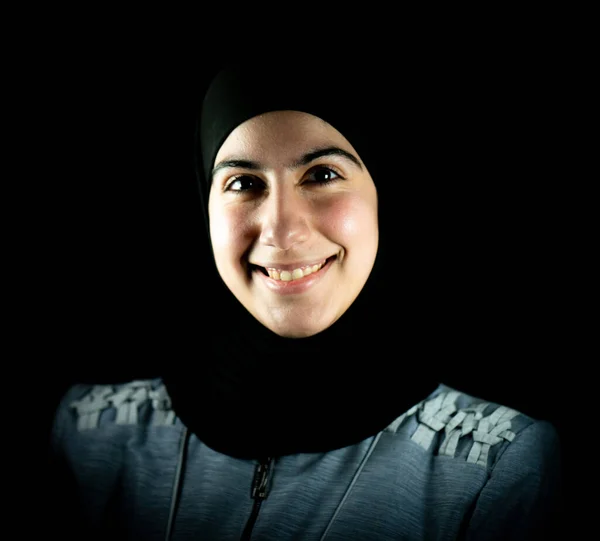 黒の背景に魅力的なイスラム教徒の女性 高品質の写真 — ストック写真