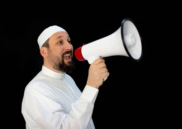 在Mekkah 一个英俊的留着胡子的男人通过扩音器大喊朝圣 — 图库照片
