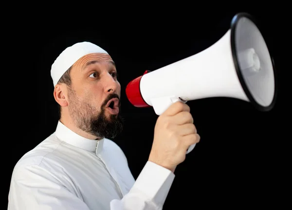 在Mekkah 一个英俊的留着胡子的男人通过扩音器大喊朝圣 — 图库照片