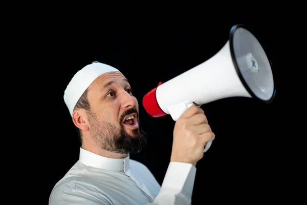 在Mekkah 一个英俊的留着胡子的男人通过扩音器大喊朝圣 — 图库照片