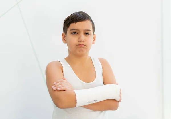 Boy Keeps Broken Arm Gypsum Plaster Arm Accident Home Injury — Stockfoto