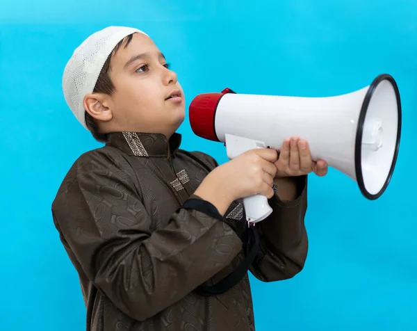 Kleine Jongen Met Megafoon Schreeuwend Blauwe Achtergrond Hoge Kwaliteit Foto — Stockfoto