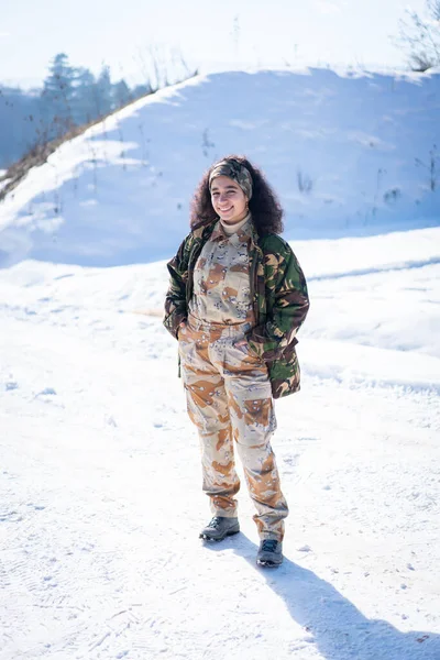 冬の雪の中で軍事制服の若い女性兵士 高品質の写真 — ストック写真