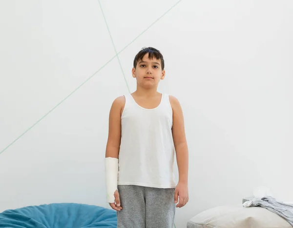 Boy Keeps Broken Arm Gypsum Plaster Arm Accident Home Injury — Stockfoto