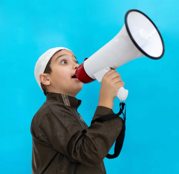 Kleine Jongen Met Megafoon Schreeuwend Blauwe Achtergrond Hoge Kwaliteit Foto — Stockfoto