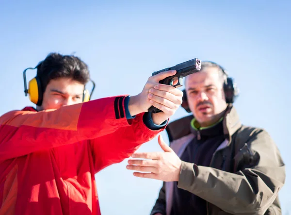Trainer Helping Young Person Aim Handgun Combat Training High Quality — Stock Photo, Image