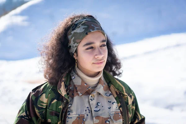 Jonge Vrouwelijke Soldaat Militair Uniform Wintersneeuw Hoge Kwaliteit Foto — Stockfoto