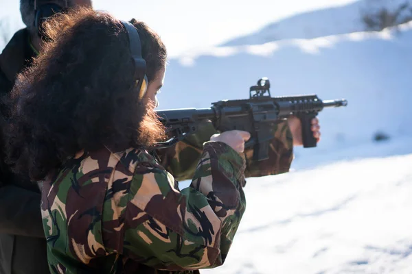 Тренер Помогает Молодой Женщине Целиться Пистолета Боевую Подготовку Высокое Качество — стоковое фото