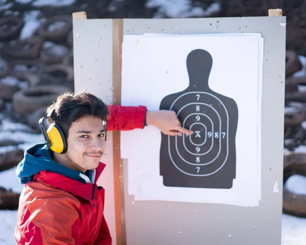 Trainer Hilft Jugendlichen Mit Handfeuerwaffen Auf Kampftraining Zielen Hochwertiges Foto — Stockfoto