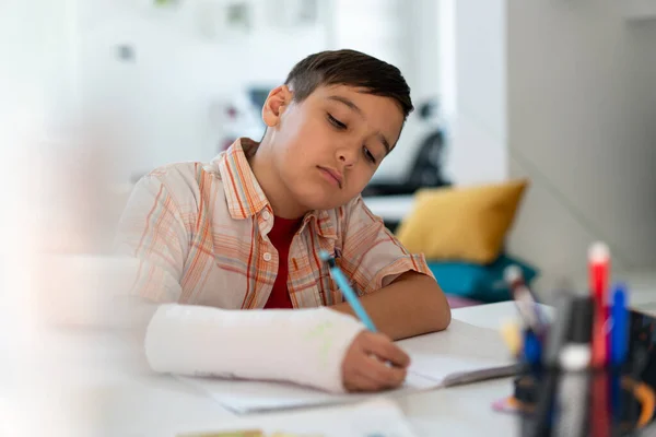 Zurück Zur Schule Denkender Junge Schreibt Zeichnet Notizbuch Sitzt Schreibtisch — Stockfoto