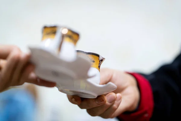 Kopjes Met Een Koffie Handen Van Mannen Vrouwen Selectieve Focus — Stockfoto